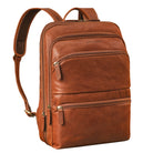 Schmaler Laptoprucksack Cognac aus der schrägen Frontalperspektive