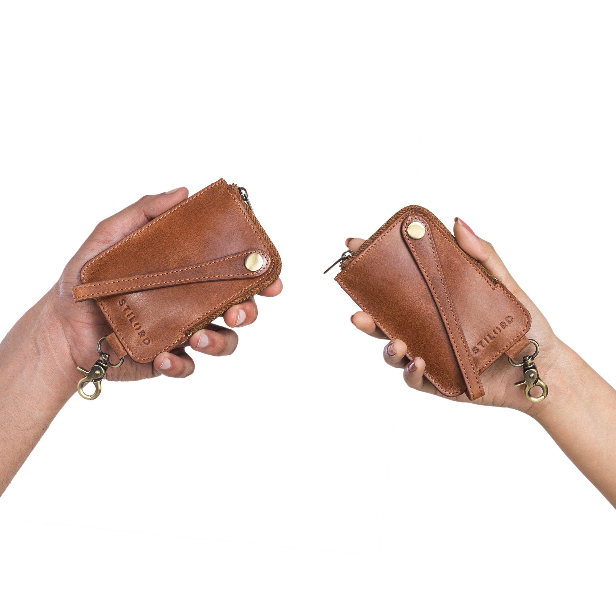 Schlüsselmäppchen Leder braun in der Hand eines Herren und einer Dame